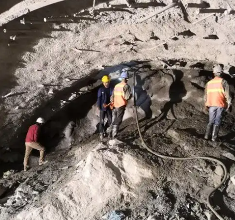 龙山拱顶带模注浆料的施工流程及注意事项